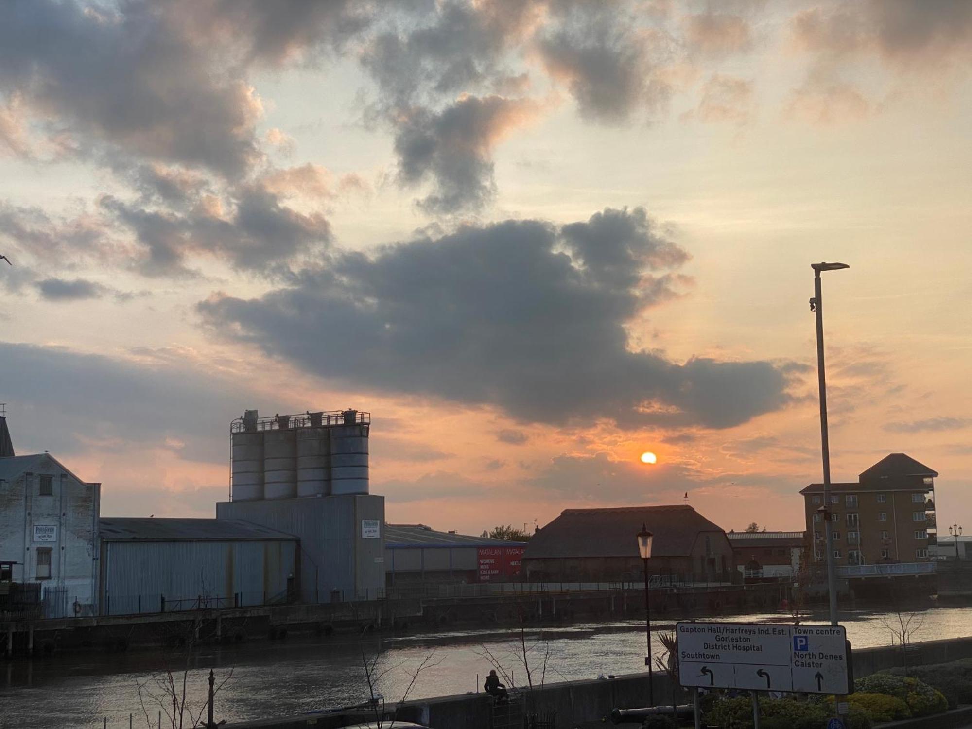 Spacious One Bedroom Flat With River View, 1E Great Yarmouth Exterior photo